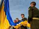 Des membres ukrainiens de la garde d'honneur assistent à une cérémonie marquant le jour du drapeau national de l'Ukraine, dans la ville de Lviv, dans l'ouest du pays, le 23 août 2022. (Photo de YURIY DYACHYSHYN / AFP)