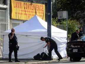 La police de Vancouver au bloc de 300 East Hastings Street après que des agents ont déployé un pistolet à sac de haricots sur une personne qui est décédée par la suite sur le trottoir le 22 août.