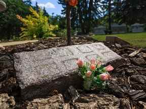 Une pierre commémorative vide est exposée au cimetière de Queen's Park vendredi.