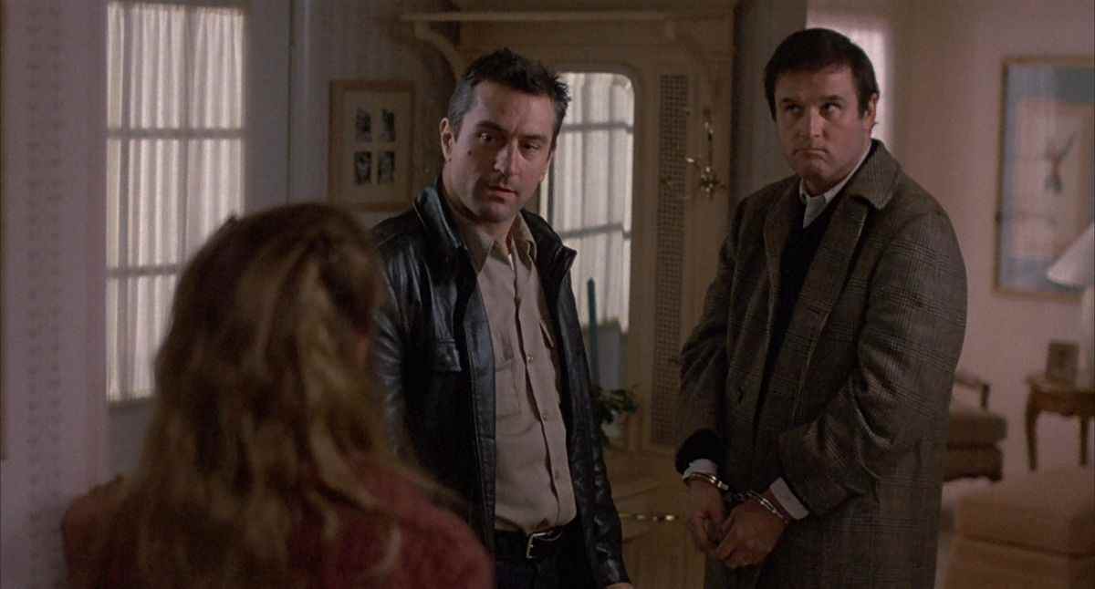 Robert De Niro se tient à côté d'un Charles Grodin menotté dans Midnight Run