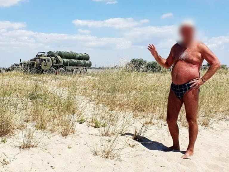 La photo torse nu d’un amateur de plage russe révèle une position russe clé