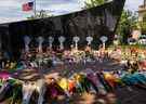 Fleurs et messages sur le site commémoratif de la fusillade du 4 juillet de Highland Park à Highland Park.