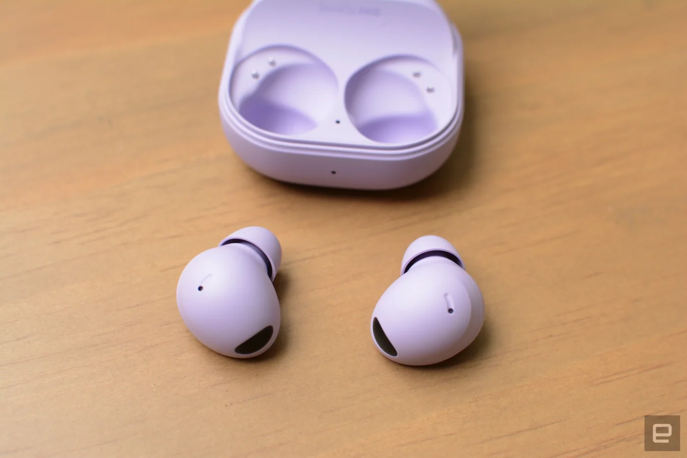 Les Galaxy Buds 2 Pro sont les meilleurs écouteurs de Samsung à ce jour, et ce n'est même pas proche.  Grâce à une énorme amélioration de la qualité du son, une meilleure suppression du bruit et une multitude de fonctionnalités pratiques, il s'agit du véritable produit sans fil le plus complet de la société à ce jour.  Mais même avec tous ses gains, le meilleur est toujours réservé aux fidèles de Samsung, ce qui signifie qu'il ne s'agit que d'une excellente option pour le propriétaire de l'un des appareils de l'entreprise. 