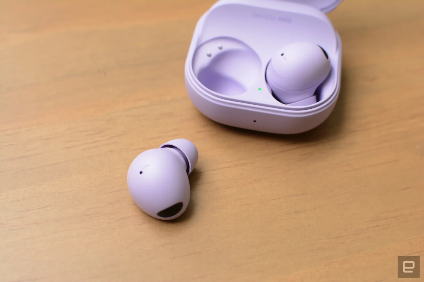 Les Galaxy Buds 2 Pro sont les meilleurs écouteurs de Samsung à ce jour, et ce n'est même pas proche.  Grâce à une énorme amélioration de la qualité du son, une meilleure suppression du bruit et une multitude de fonctionnalités pratiques, il s'agit du véritable produit sans fil le plus complet de la société à ce jour.  Mais même avec tous ses gains, le meilleur est toujours réservé aux fidèles de Samsung, ce qui signifie qu'il ne s'agit que d'une excellente option pour le propriétaire de l'un des appareils de l'entreprise. 