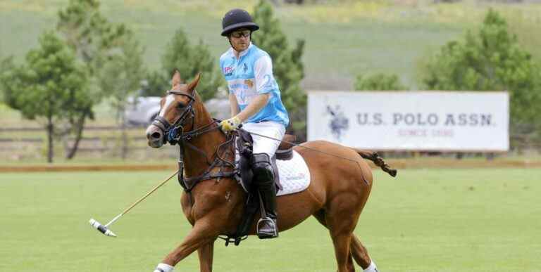 Le prince Harry rend hommage à la princesse Diana lors d’un match de polo à l’occasion du 25e anniversaire de sa mort