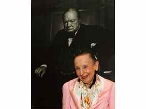 Estrellita Karsh, épouse du légendaire photographe Yousuf Karsh, se tient devant l'emblématique photographie de 1941 de Winston Churchill prise par son mari dans la chambre du Président de la Chambre des communes le mardi 14 juillet 2009.