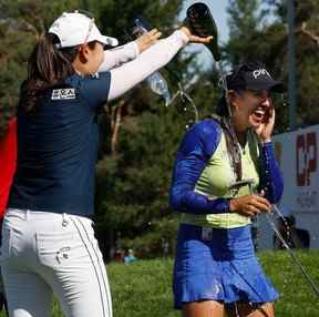 Paula Reto célèbre dimanche sa victoire à l'Omnium féminin CP au Ottawa Hunt & Golf Club.