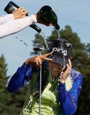 Paula Reto célèbre dimanche sa victoire à l'Omnium féminin CP au Ottawa Hunt & Golf Club.