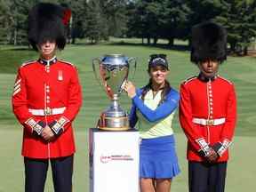 Paula Reto célèbre dimanche sa victoire à l'Omnium féminin CP au Ottawa Hunt & Golf Club.