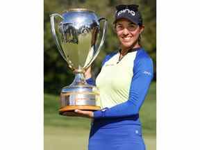 Paula Reto célèbre sa victoire à l'Omnium féminin CP au Ottawa Hunt & Golf Club dimanche.