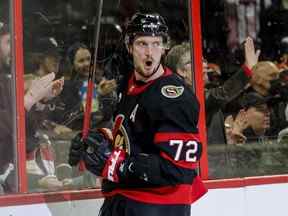 Le défenseur des Sénateurs d'Ottawa Thomas Chabot célèbre son but contre les Devils du New Jersey en première période dans la LNH au Centre Canadian Tire le 26 avril 2022.