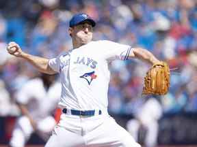 Le lanceur partant des Blue Jays de Toronto, Ross Stripling, lance un lancer contre les Angels de Los Angeles lors de la première manche au Rogers Centre, le 28 août 2022.