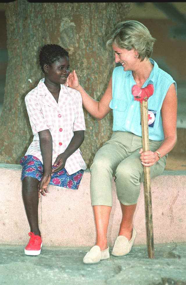 La princesse Diana visite Huambo, Angola