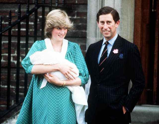 Diana et Charles montrent leur fils nouveau-né William en juin 1982 (PA)