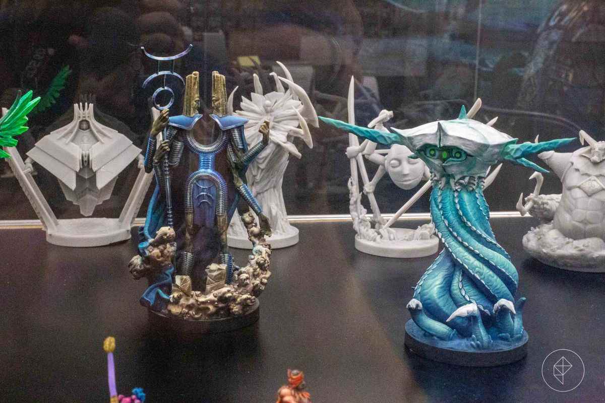 Un crabe et une figure à deux têtes ressemblant à Osiris.