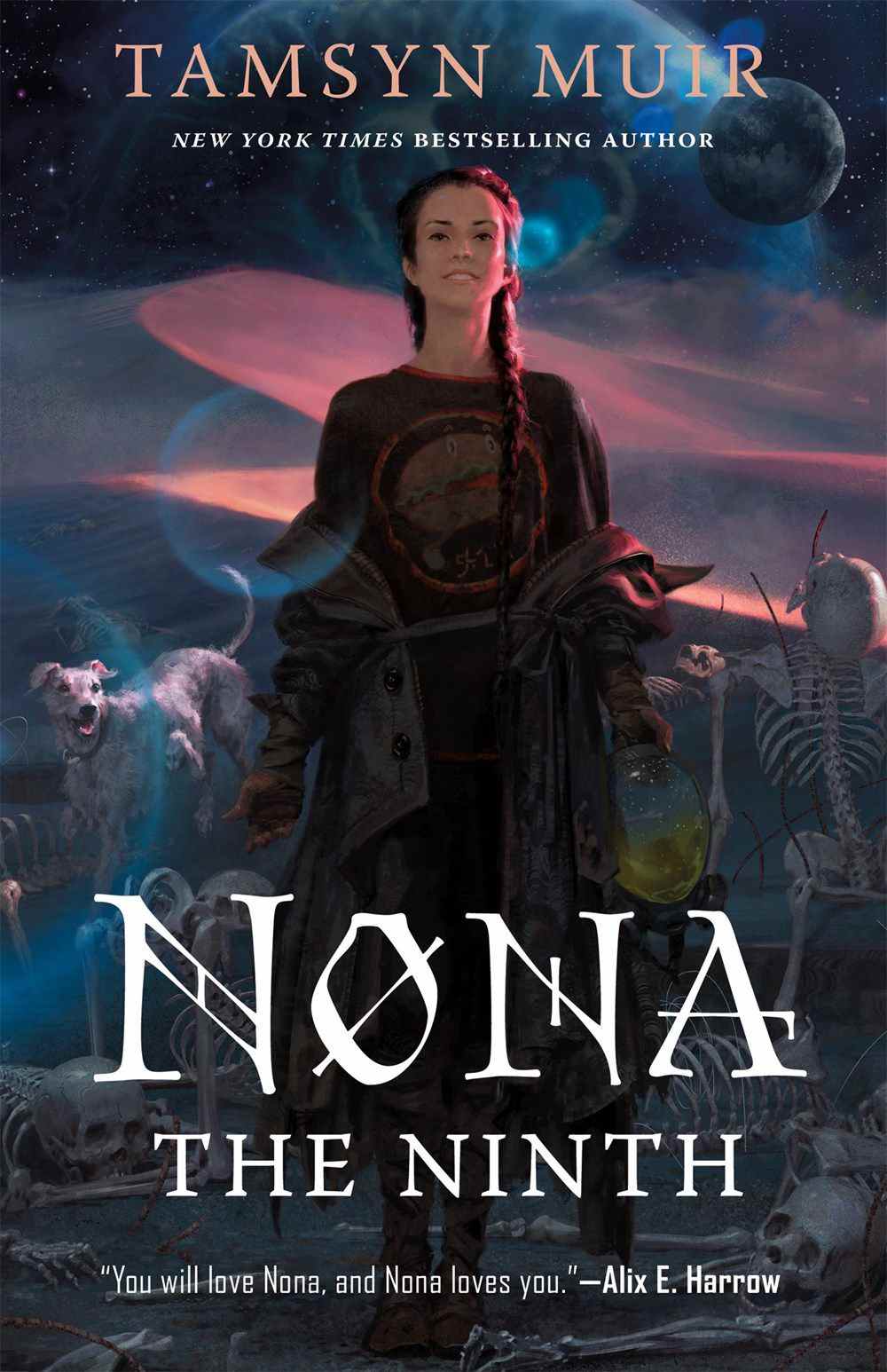 Couverture de Nona the Ninth de Tamsyn Muir, mettant en vedette une personne aux cheveux longs devant un chien et des squelettes.