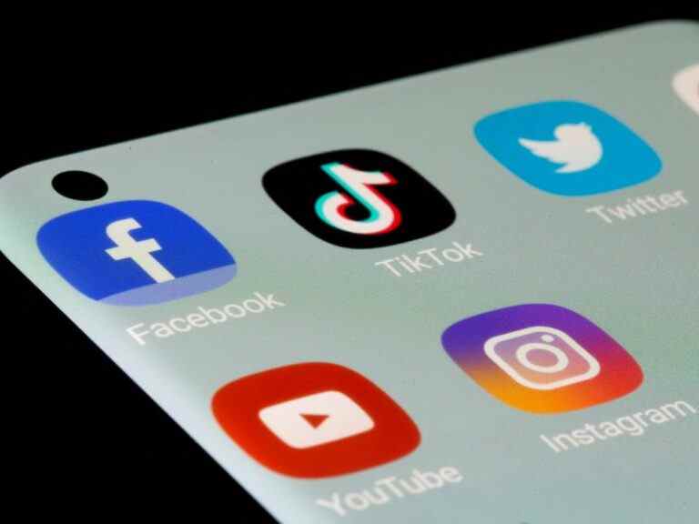 Les jeunes travailleurs tournent le dos aux emplois en entreprise pour devenir des influenceurs des médias sociaux