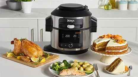 Le multicuiseur Ninja Foodi Max 15 en 1 SmartLid entouré d'aliments cuits dans l'alternative Instant Pot