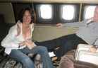 Qui?  Moi?  Ghislaine Maxwell frotte les pieds de Jeffrey Epstein dans l'avion surnommé le 