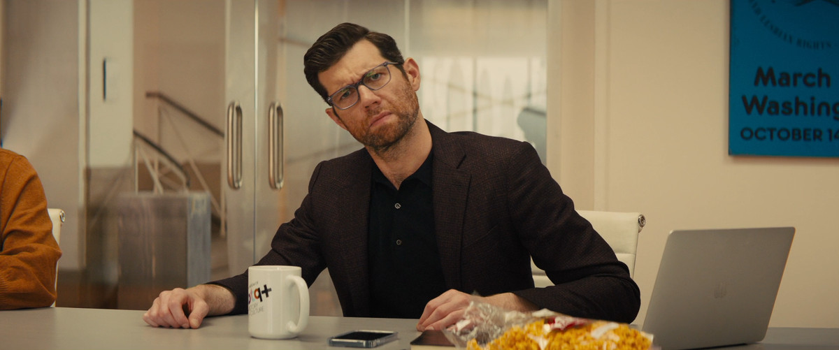 Billy Eichner penche la tête de surprise dans Bros