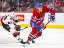 Le centre des Canadiens de Montréal Nick Suzuki patine loin de Connor Brown des Sénateurs d'Ottawa lors de la première période à Montréal le 5 avril 2022. 