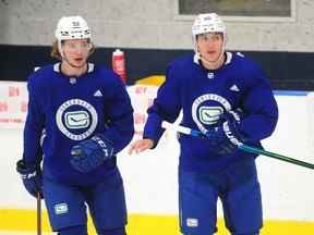 Les ailiers des Canucks Vasily Podkolzin (à gauche) et Ilya Mikheyev participent à un patinage informel des joueurs de la LNH au Scotia Barn à Burnaby lundi.