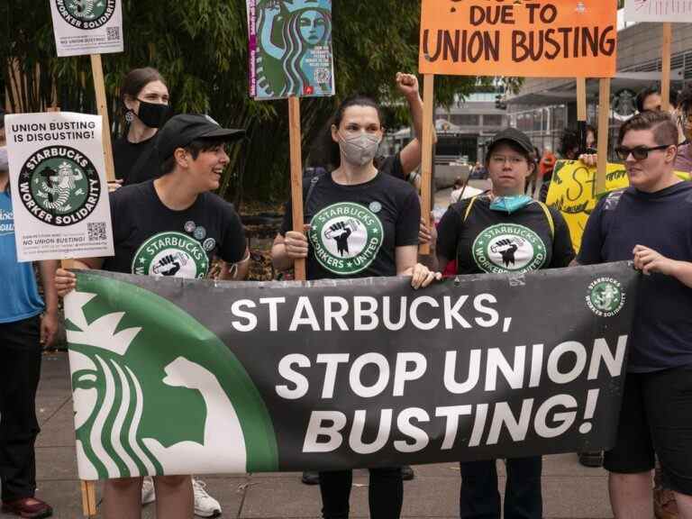 Lutte pour les syndicats chez Starbucks à la croisée des chemins un an après la première vague d’élan