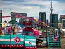 Les équipages mettent en place des manèges avant l'ouverture vendredi du CNE.