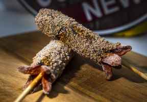 Corndog coréen Squid-Ink à The Ex.  (Ernest Doroszuk/Toronto Sun)