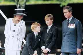 Dans cette photo d'archive prise le 19 août 1995, le prince Charles (à droite), la princesse Diana (à gauche) et leurs enfants William et Harry regardent le défilé sur une estrade du centre commercial dans le cadre des commémorations du VJ Day.  JOHNNY EGGITT/AFP VIA GETTY IMAGES