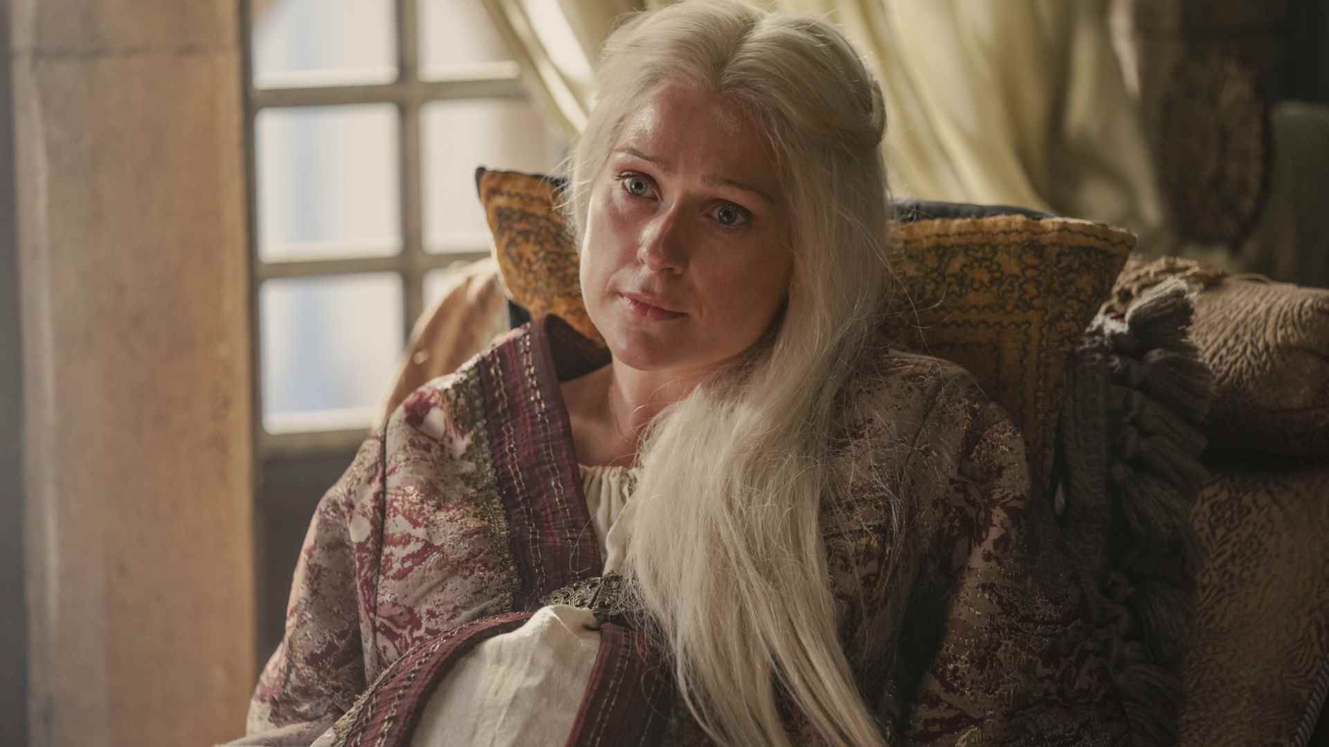 Sian Brooke dans le rôle d'Aemma dans La Maison du Dragon