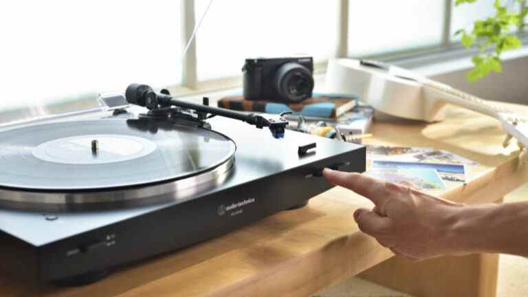 Le nouveau tourne-disque bon marché d’Audio-Technica avec Bluetooth est un rêve de vinyle moderne