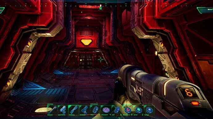 Le pirate se faufile dans un couloir rouge inquiétant dans le remake de System Shock.