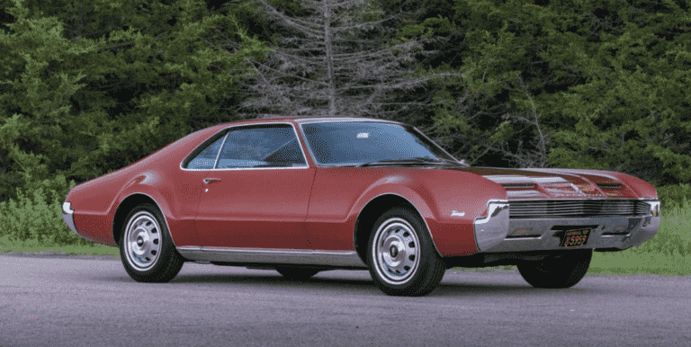 1966 Oldsmobile Toronado est notre sélection du jour aux enchères pour apporter une remorque