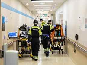 Photo d'archive : Les ambulanciers paramédicaux de Toronto amènent des patients à une salle d'urgence.