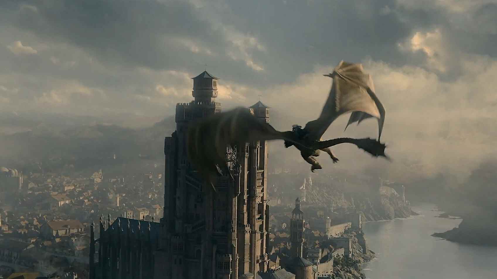 Un dragon vole vers le château principal de la maison Targaryen dans House of the Dragon sur HBO Max