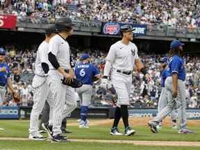 Aaron Judge et Alek Manoah se séparent après que le partant des Jays ait frappé le cogneur des Yankees au bras avec un lancer en cinquième manche hier dans le Bronx.