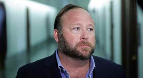 Alex Jones condamné à payer 49,3 millions de dollars pour les mensonges de Sandy Hook