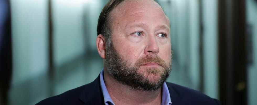 Alex Jones condamné à payer 49,3 millions de dollars pour les mensonges de Sandy Hook