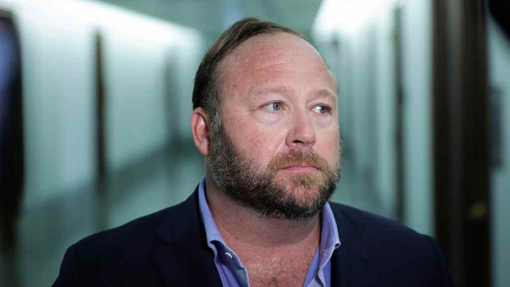 Alex Jones condamné à payer 49,3 millions de dollars pour les mensonges de Sandy Hook
