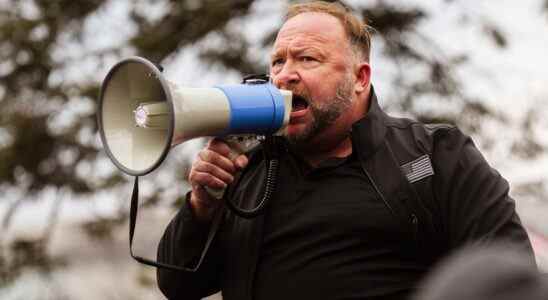 Alex Jones réprimandé par le juge dans le procès de Sandy Hook pour ne pas avoir dit la vérité sous serment