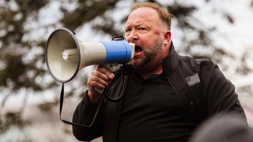 Alex Jones réprimandé par le juge dans le procès de Sandy Hook pour ne pas avoir dit la vérité sous serment
