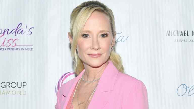 Anne Heche "ne devrait pas survivre" après avoir subi une lésion cérébrale dans un accident de voiture, selon un représentant
