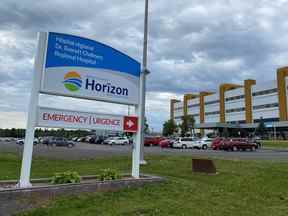 Un panneau près de l'entrée de l'hôpital Dr. Everett Chalmers à Fredericton.  L'hôpital a vu le décès d'un patient dans ses urgences en juillet.