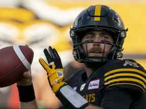 Le quart-arrière des Tiger Cats de Hamilton Dane Evans (9) lance pendant l'échauffement avant le match de football de la LCF contre les Alouettes de Montréal à Hamilton, en Ontario.  le jeudi 28 juillet 2022.