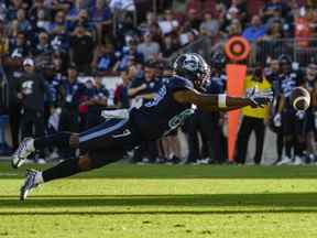 Le receveur des Argonauts de Toronto, Cam Phillips, plonge pour le ballon lors du match de son équipe contre le Rouge et Noir d'Ottawa, à Toronto, le 31 juillet 2022.