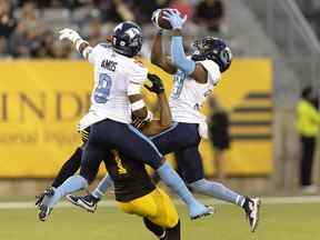 Le demi défensif des Argonauts de Toronto Maurice Carnell IV (39 ans) effectue une interception lors d'un match de la LCF contre les Tiger-Cats de Hamilton à Hamilton, en Ontario.  le vendredi 12 août 2022.