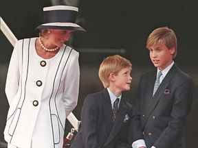 La princesse Diana (à gauche), le prince Harry (au centre) et le prince William se réunissent pour les commémorations du VJ Day, le 19 août 1995, à Londres.