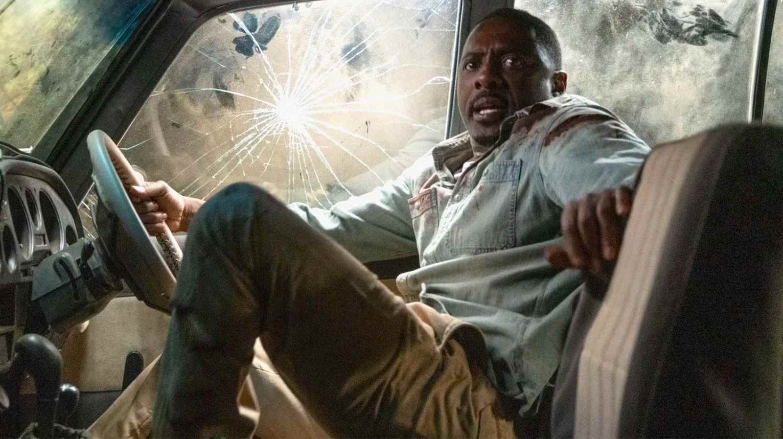 Beast Star Idris Elba a eu une mauvaise rencontre avec une chauve-souris dans sa douche
