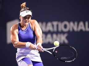 La Canadienne Bianca Andreescu renvoie un tir à Alize Cornet mercredi soir à l'Omnium Banque Nationale au stade Sobeys de Toronto.